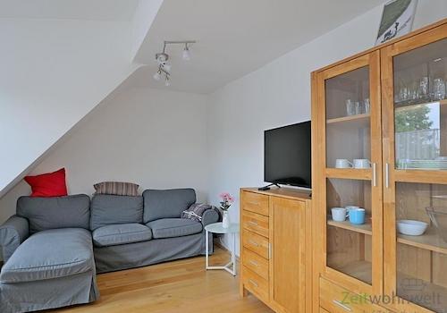 Couch und TV im Wohnzimmer