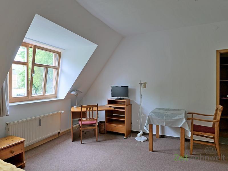 Schreibtisch und TV