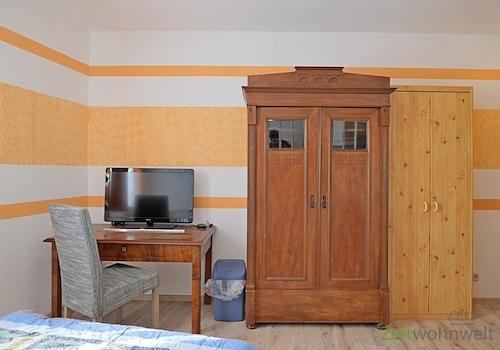 TV und Kleiderschrank