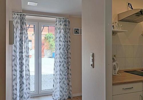bodentiefes Fenster zum Innenhof
