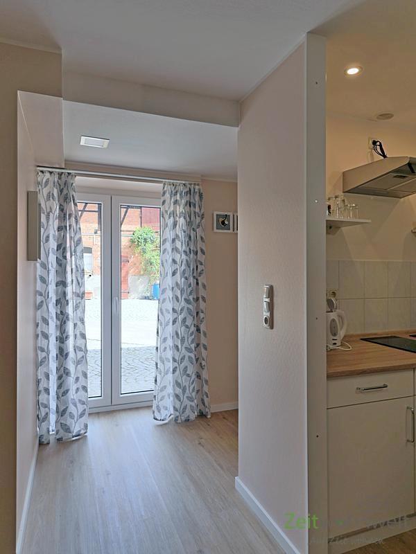 bodentiefes Fenster zum Innenhof