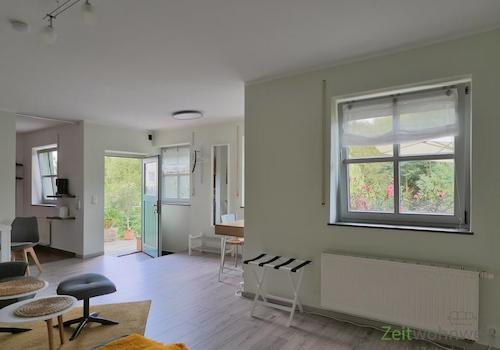 Blick zum Eingang mit Terrasse