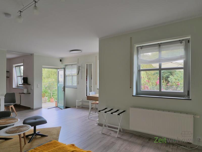 Blick zum Eingang mit Terrasse