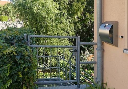 Grundstückseingang und Briefkasten