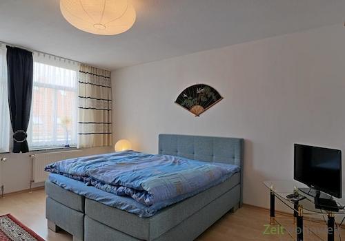 Doppelbett und TV