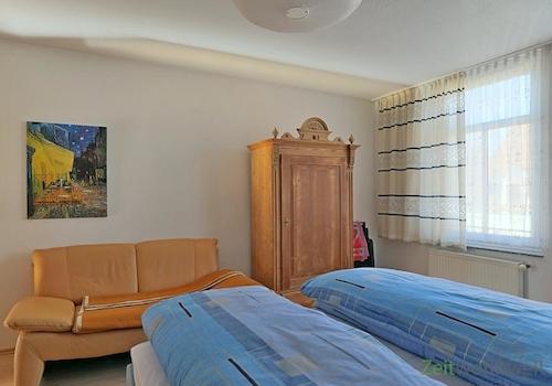Kleiderschrank und Sofa