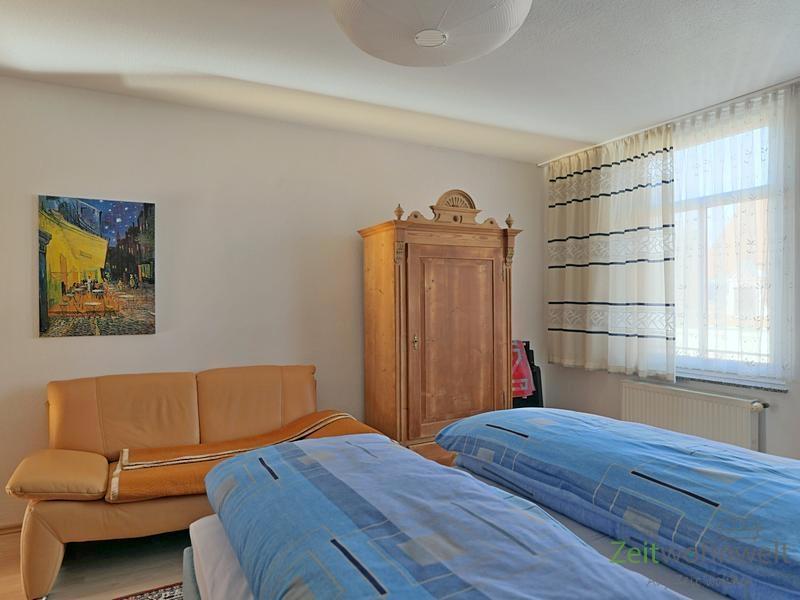 Kleiderschrank und Sofa