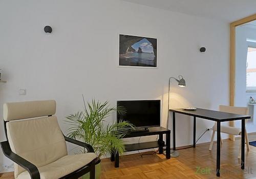 Sessel, TV und Arbeitstisch