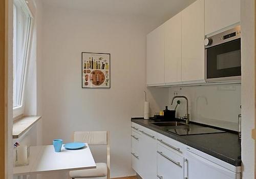 separate Küche mit Klapptisch