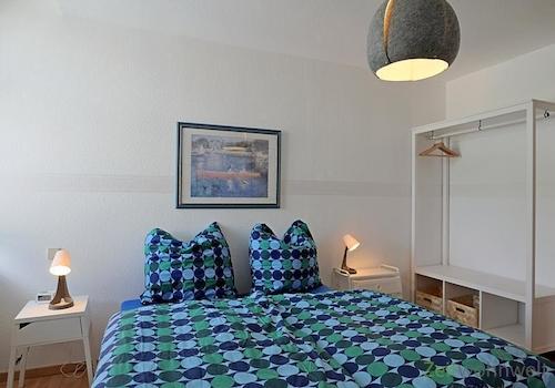 Doppelbett und Garderobe