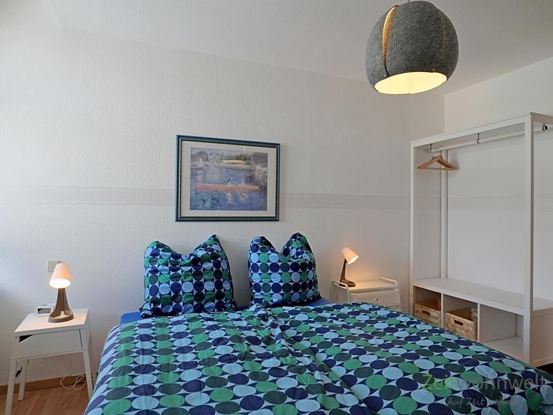 Doppelbett und Garderobe