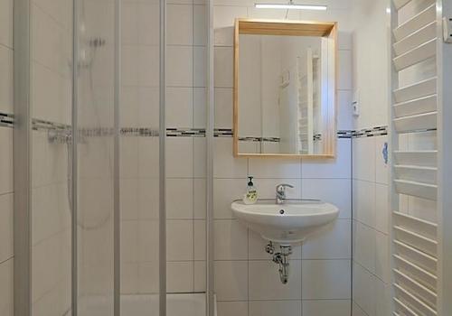 Dusche und Waschbecken