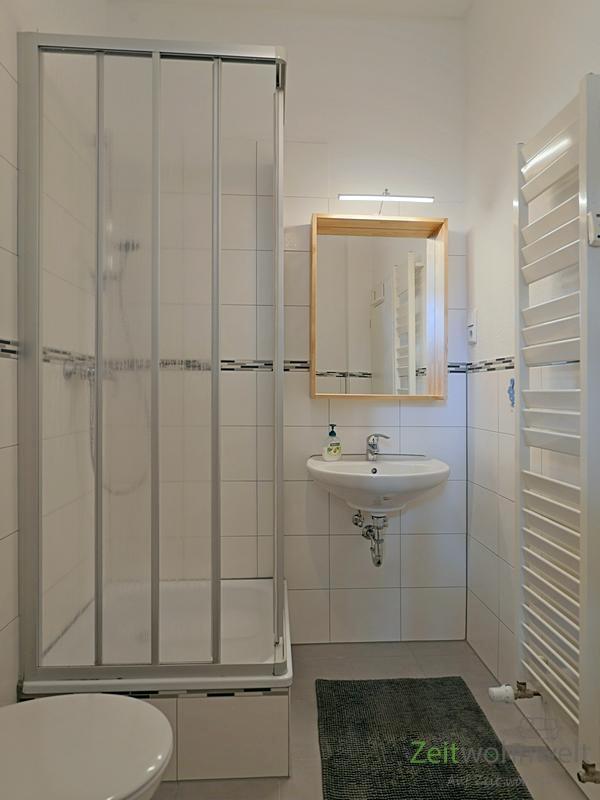 Dusche und Waschbecken