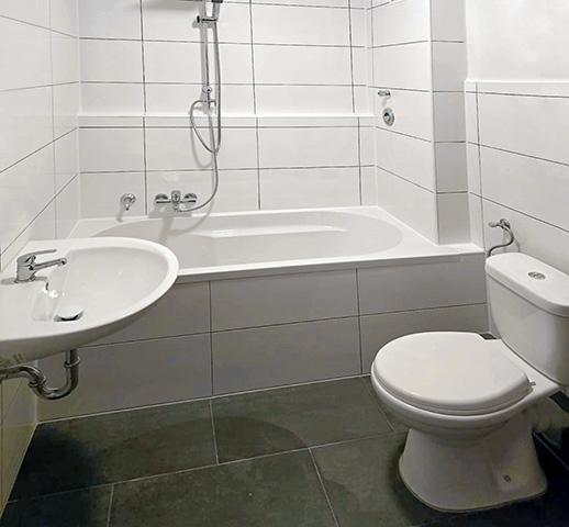 Badezimmer mit Wanne und WC