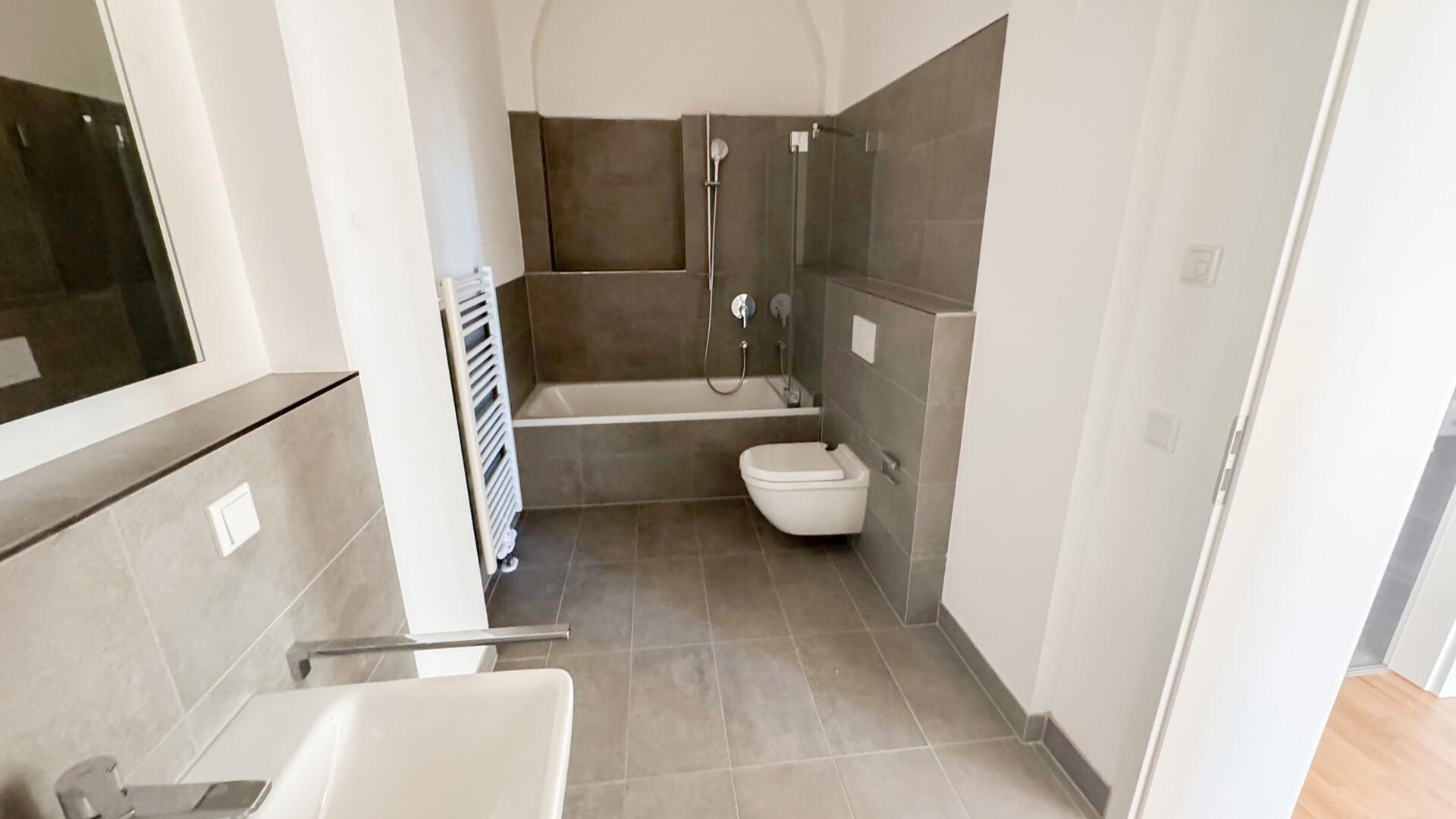 Bad mit Wanne und WC