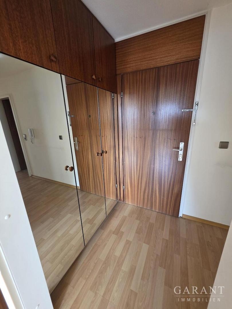 Eingangsbereich m. Einbauschrank