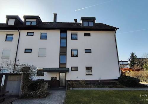 9) Rückseite mit Eingang