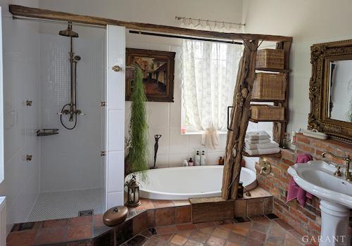 Dusche und Badewanne