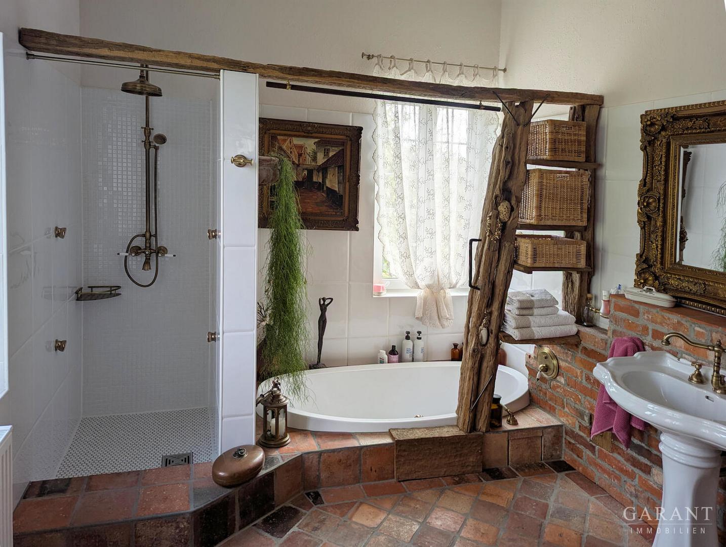 Dusche und Badewanne