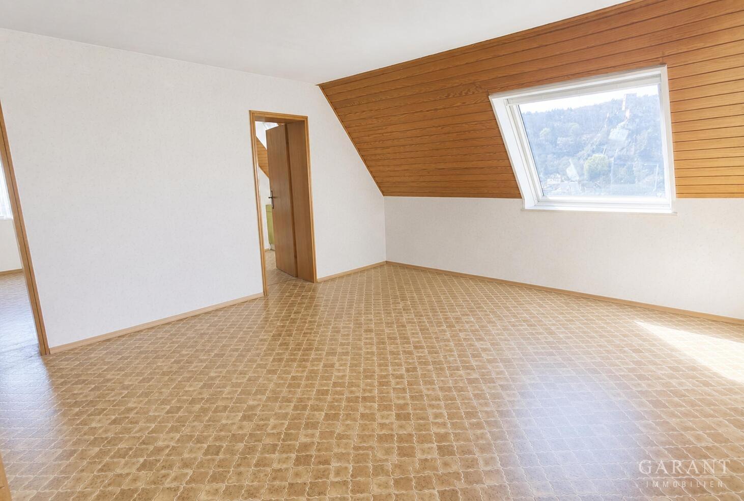Wohnzimmer mit KI leer geräumt