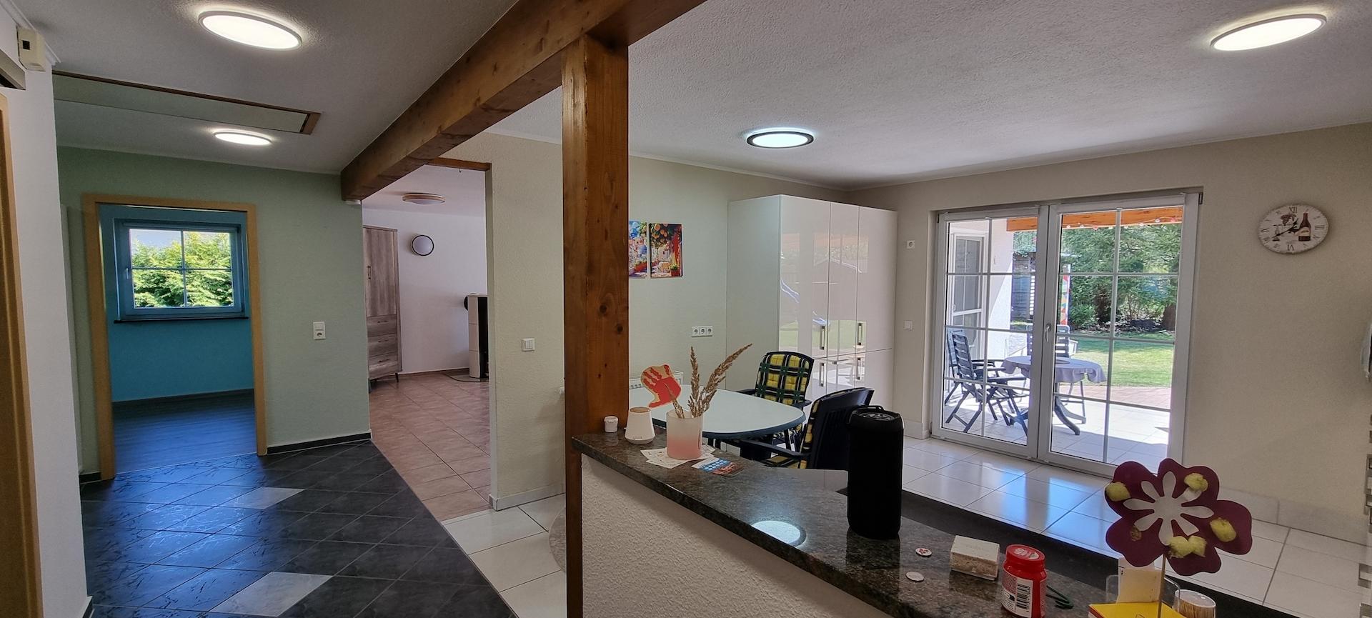 im Flur Blick zur Küche, Wohnzimmer, Kinderzimmer