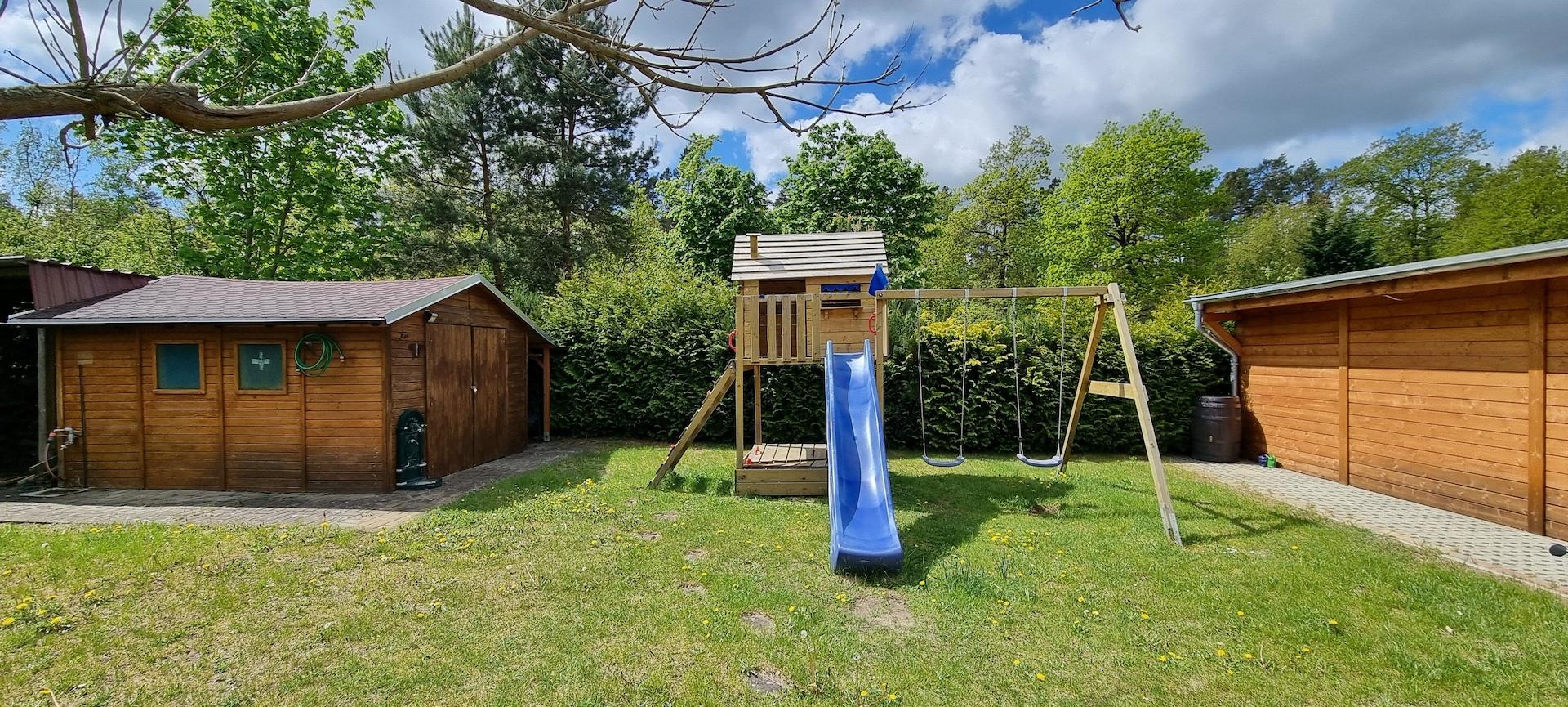 Gartenhäuschen II und Spielplatz
