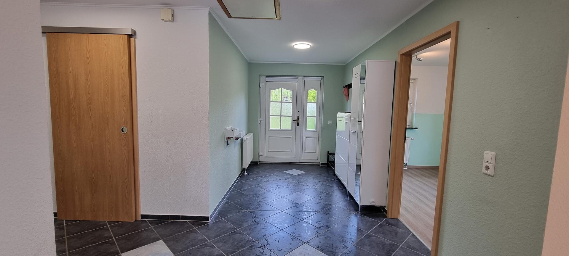 Eingang, rechts: Kinderz, links WHR