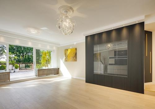 Wohnzimmer mit Designelementen