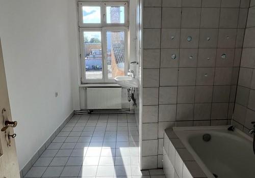 Tageslichtbad mit Wanne