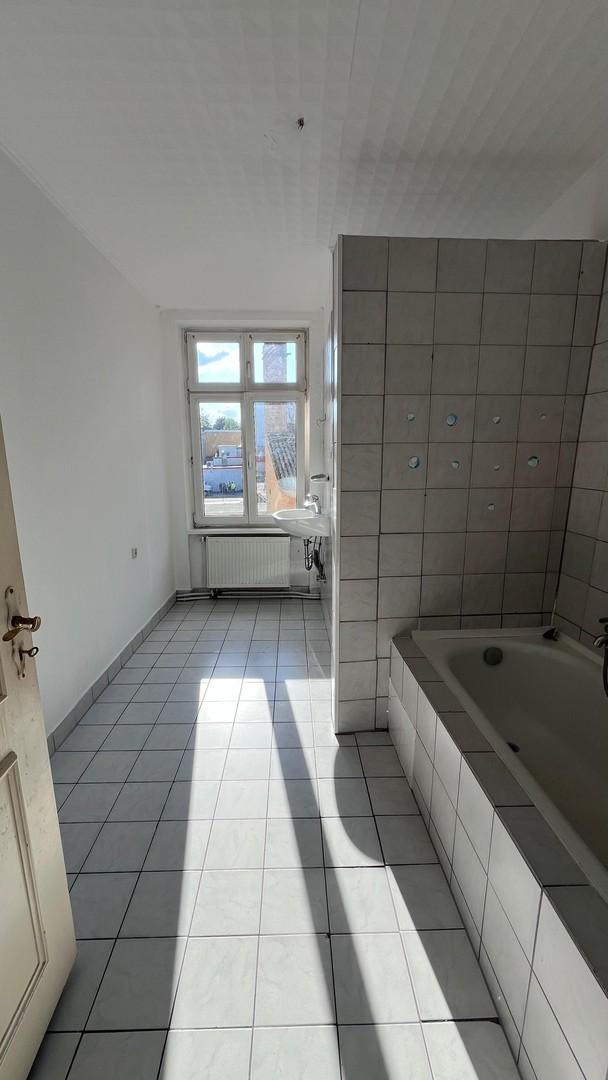 Tageslichtbad mit Wanne