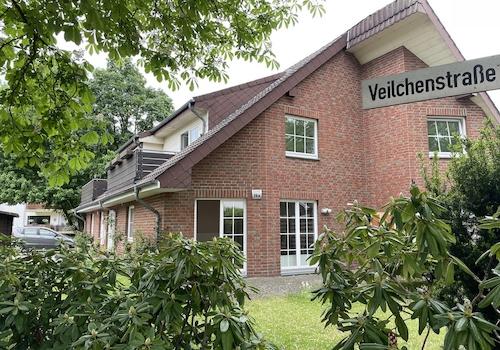 Hausansicht mit Garten