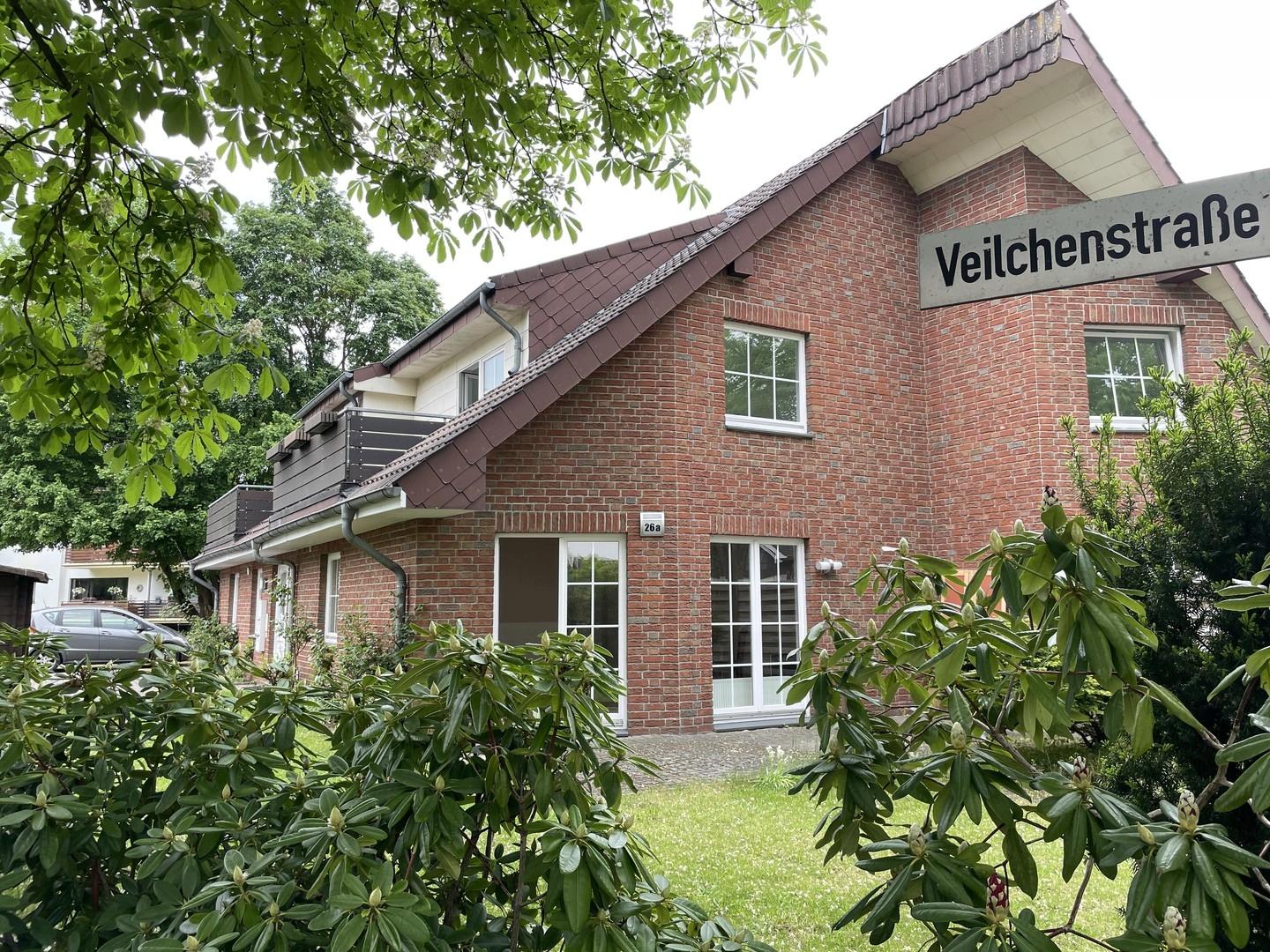 Hausansicht mit Garten