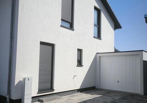 Nebeneingang & Garage