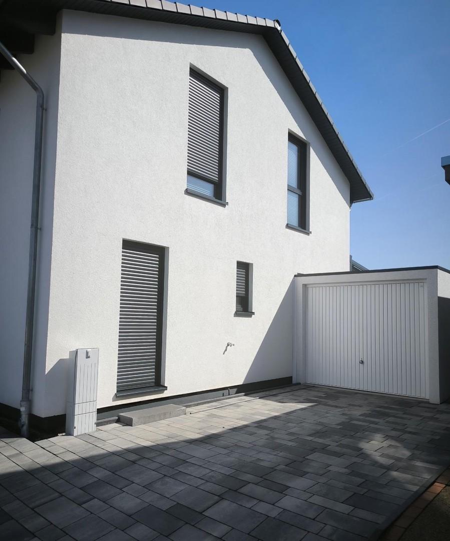 Nebeneingang & Garage