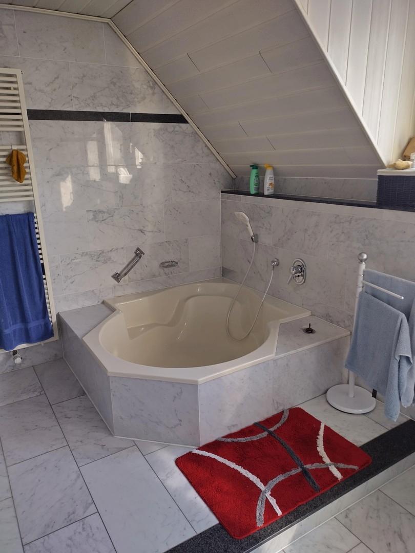 1. Bad Rundbadewanne 1. OG