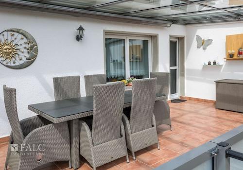 Überdachter Balkon