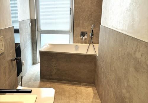 Bad mit Badewanne in Wo 6