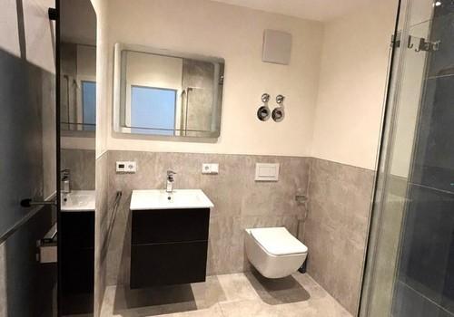 Gäste-WC mit Dusche Wo 5