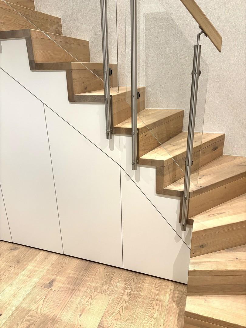 Vollholztreppen mit Einbau