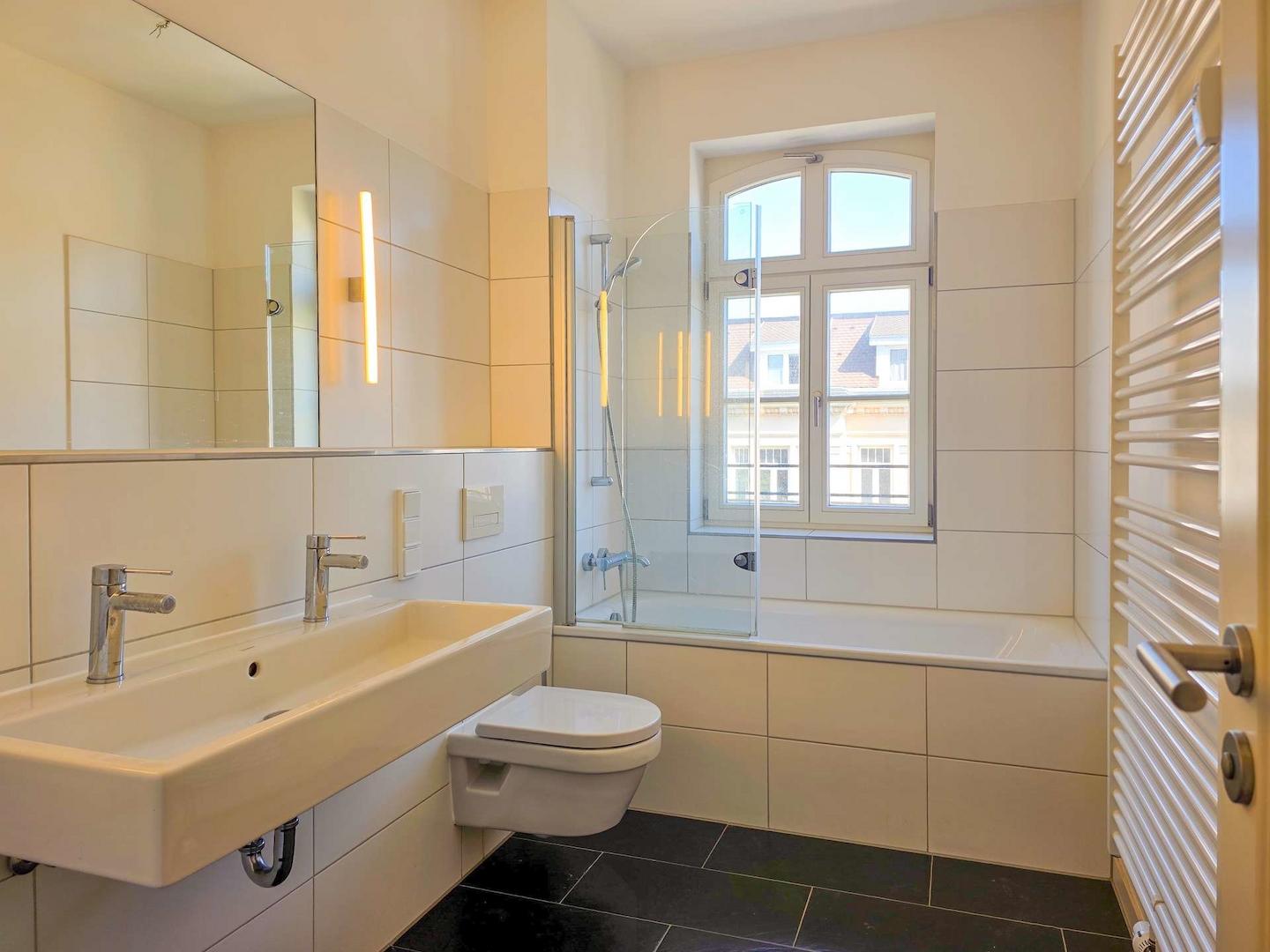 Helles Bad mit Wanne