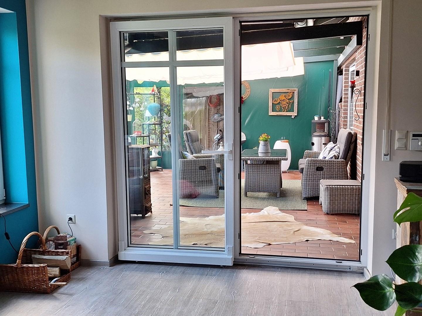 Blick Wohnzimmer Terasse