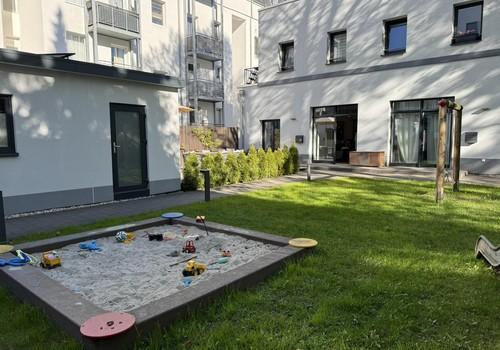 Garten vom Parkplatz aus