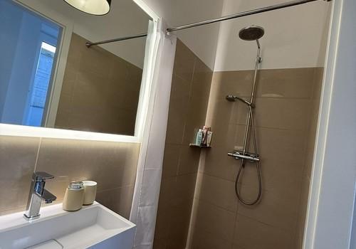Duschbad (neben Schlafzimmer)
