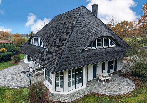 Viel Tageslicht dank großer Fenster