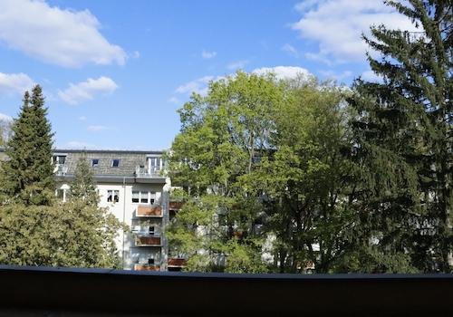 Blick vom Balkon ins Grüne