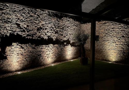 Privater Innenhof bei Nacht