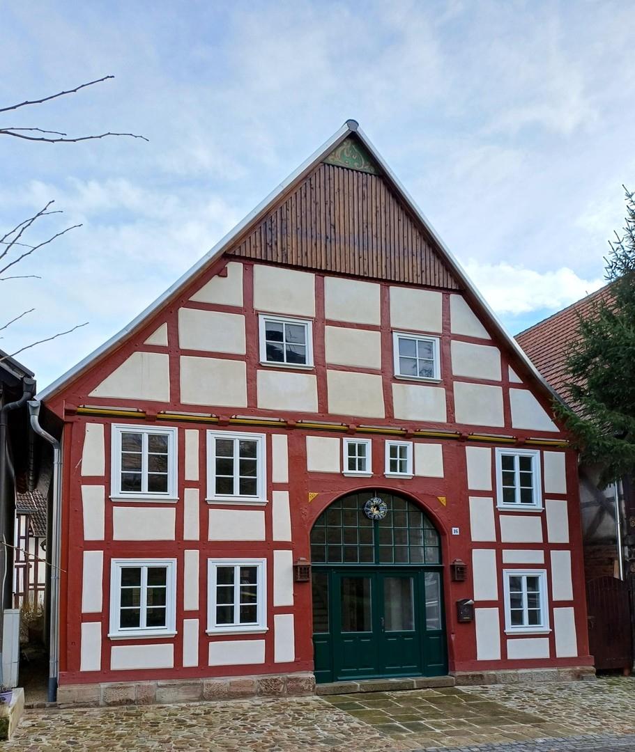 Mit Blick auf Schloss Rhoden 