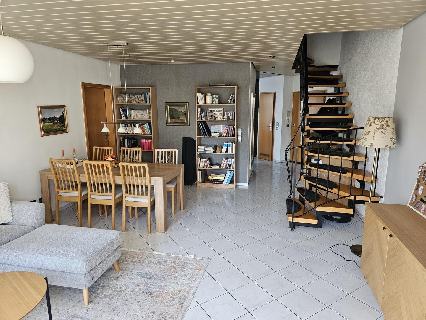 Wohnzimmer und Esszimmer 