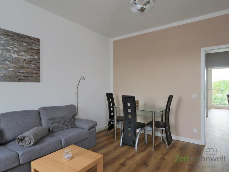 kleiner Esstisch im Wohnzimmer