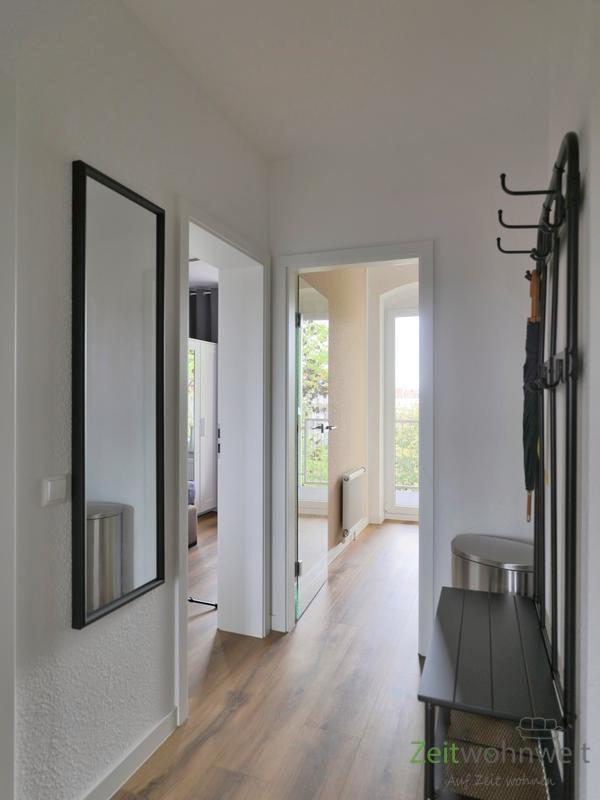 Wohnungsflur mit Garderobe